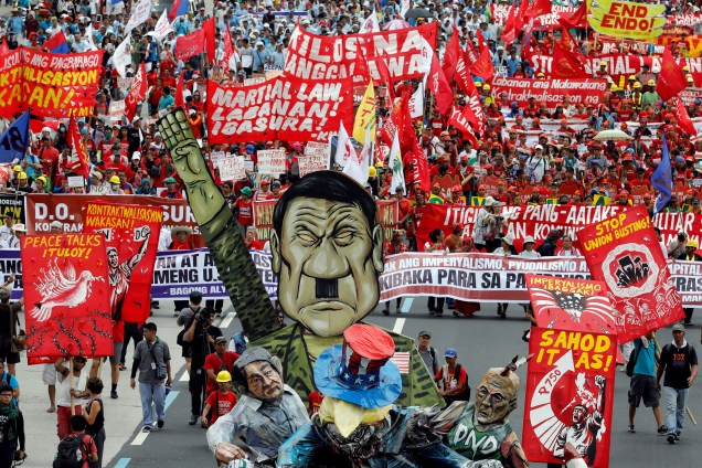 Manifestantes contrários ao governo do presidente Rodrigo Duterte protestam antes do discurso do Estado da Nação na cidade de Quezon, Metro Manila, Filipinas - 24/07/2017