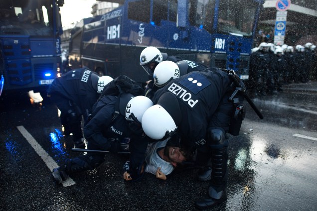 Polícia e manifestantes entram em confronto em protesto durante a realização da reunião de cúpula do G20 em Hamburgo, na Alemanha - 06/07/2017