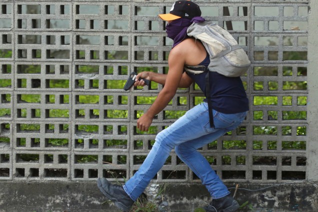 Manifestante segura um objeto parecido com uma arma durante protesto contra o governo do presidente venezuelano Nicolás Maduro em Caracas, Venezuela - 10/07/2017