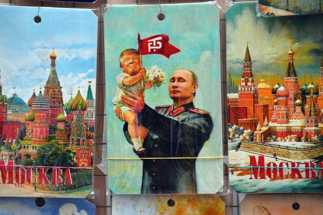 A fotografia mostra um quiosque de lembranças que oferece, entre outros, um desenho que representa o presidente russo, Vladimir Putin, segurando um bebê com a cara do presidente dos EUA, Donald Trump, com base em um cartaz de propaganda que mostra o soviético líder Joseph Stalin segurando um bebê, em Moscou na Rússia - 05/07/2017
