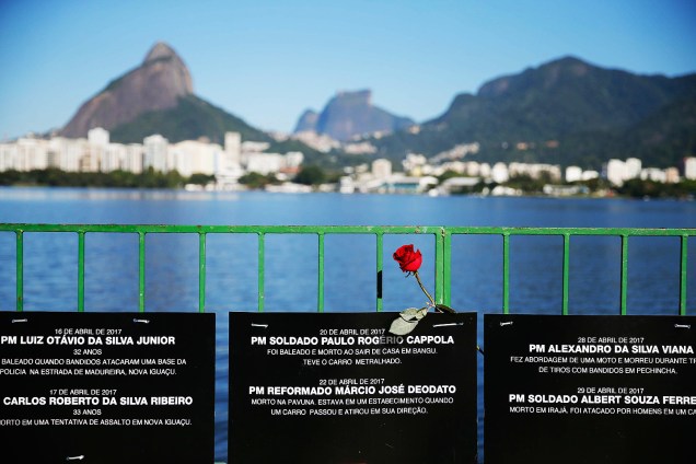 ONG Rio de Paz faz ato em homenagem aos 91 PMs mortos em 2017 no Rio de Janeiro, na lagoa Rodrigo de Freitas (zona sul) - 25/07/2017