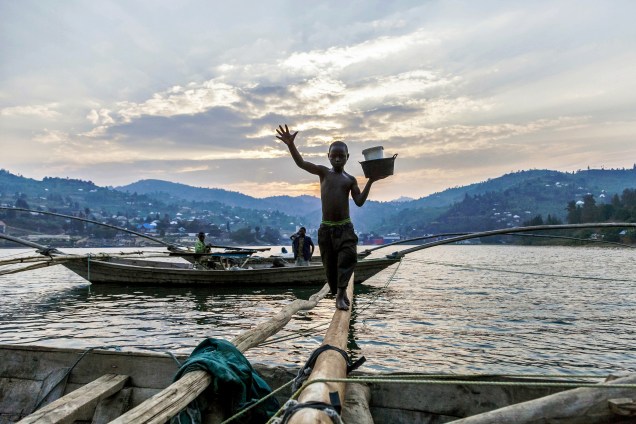 O jovem Izabayo, de 13 anos, sai do barco onde esteve com outros 10 pescadores depois de outra noite de pesca no lago Kivu, na cidade de Nyamyumba em Ruanda. Izabayo trabalha com os pescadores desde os 8 anos de idade - 17/07/2017