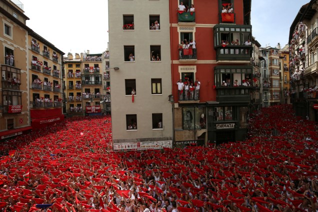 Foliões seguram lenços vermelhos durante o início do festival de São Firmino em Pamplona, norte da Espanha - 06/07/2017