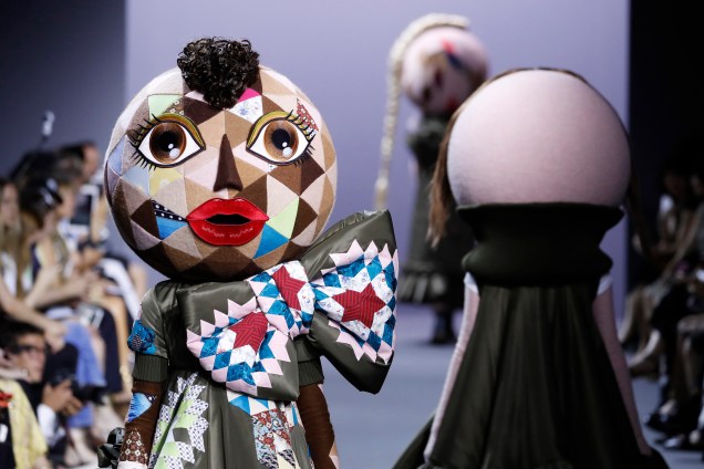 Modelo vestida com uma máscara de boneca apresenta uma criação da marca Viktor e Rolf durante a Semana de Moda de Paris - 06/07/2017