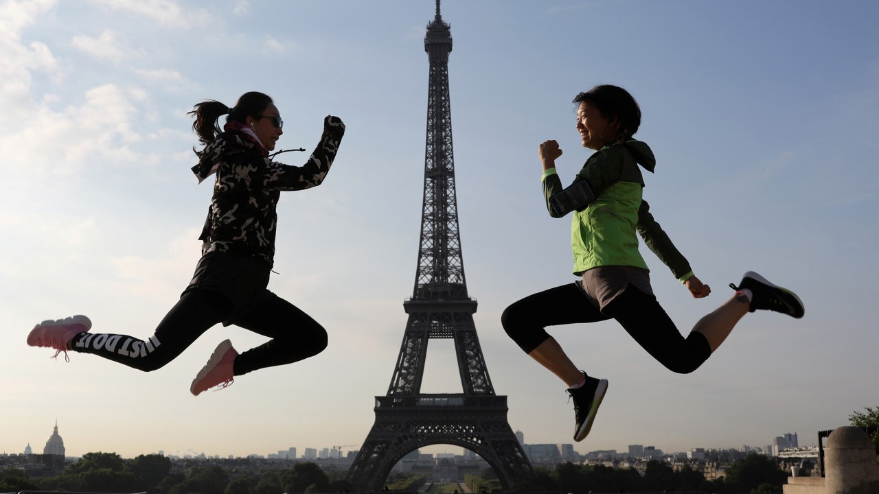 Imagens do dia - Pose para a foto na Torre Eiffel em Paris