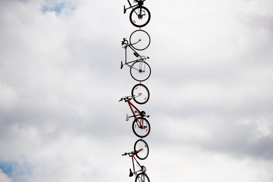 Bicicletas são penduradas ao lado da estrada durante a 104ª corrida de ciclismo do Tour de France, 3ª etapa de Verviers, Bélgica, a Longwy, França - 03/07/2017