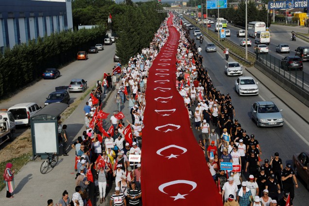 Apoiadores do republicano Kemal Kilicdaroglu, do CHP desfilam com um bandeirão da Turquia durante o 19º dia do protesto chamado "marcha da justiça", que luta contra a detenção do legislador do partido Enis Berberoglu, perto de Izmit na Turquia - 03/07/2017