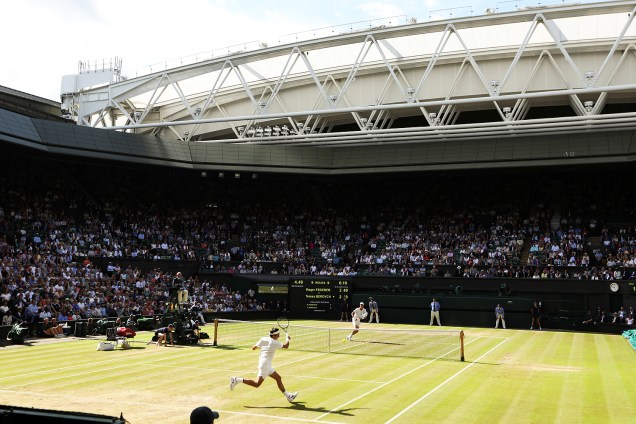 Roger Federer em ação durante sua partida de semifinal contra Tomas Berdych em Wimbledon, Londres, na Inglaterra - 14/07/2017
