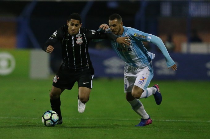 Disputa de bola na partida entre Avaí e Corinthians, em Florianópolis