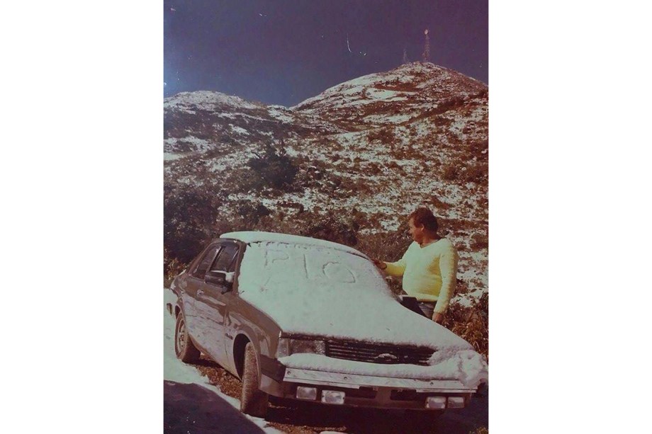 Foto de 1985, quando nevou por 9 horas seguida e o acúmulo de gelo demorou três dias para se desfazer. Na foto, Vicente Zaccari, pai de Gabriel Fitcher Zaccari, que torce para refazer a foto do pai.