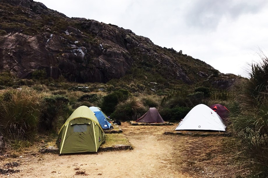 Pessoas acampadas no Parque Nacional do Itatiaia