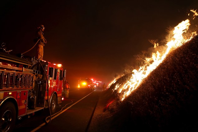 De cima do caminhão, um bombeiro monitora o fogo do incêndio Detwiler que já devastou mais de 25 mil hectares e forçou centenas de pessoas a evacuar suas casas na cidade de Mariposa, Califórnia
