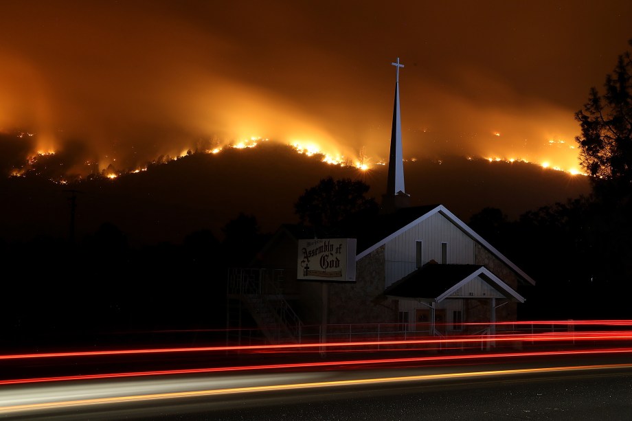 As chamas do incêndio florestal Detwiler queimam sobre as colinas da cidade de Mariposa, na Califórnia