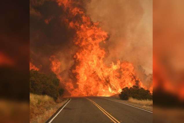 Chamas do incêndio Detwiler invadem uma rodovia em Mariposa, na Califórnia