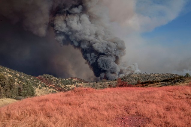 O fogo explode no lado norte do rio Merced depois que as autoridades ordenaram evacuações devido ao incêndio Detwiler que ameaça a população de Mariposa, na Califórnia
