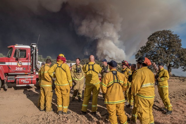 O líder da equipe Cal Fire Strike, do corpo de bombeiros da Califórnia, realiza uma reunião no Shilling Ranch depois que as autoridades solicitaram evacuações devido ao incêndio de Detwiler, na pequena cidade de Mariposa