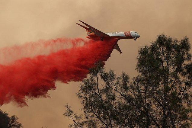 Um avião tenta conter o fogo do incêndio florestal Detwiler, na cidade de Mariposa, Califórnia