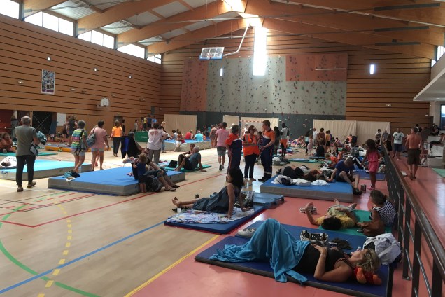 Um ginásio em Bormes-les-Mimosas, na França, serve para abrigar os refugiados do incêndio florestal que obrigou cerca de 10 mil pessoas a abandonarem o local onde estavam