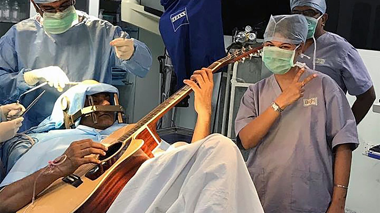 Indiano toca violão durante cirurgia no cérebro
