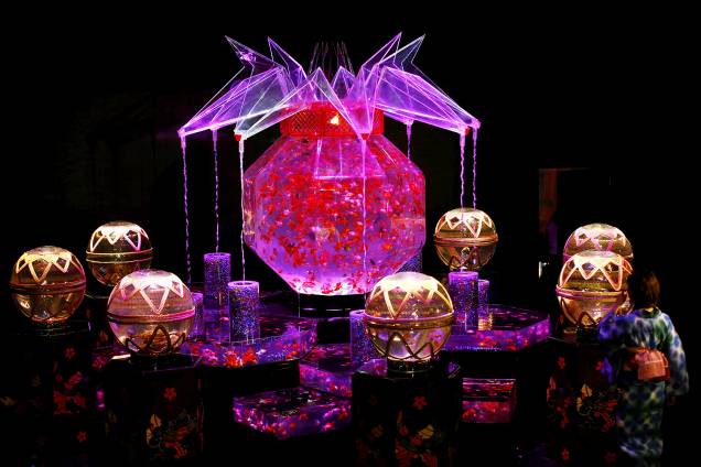 Instalação produzido pelo artista Hidetomo Kimura com peixes-dourados em aquários iluminados no aquário de Tóquio, no Japão. Cerca de 5 mil peixes-dourados e 3 mil peixes tropicais estão expostos em 130 aquários em formatos diferentes e únicos. Eles ainda são iluminados com luz LED, possuem projeções mapeadas e músicas em um show produzido pelo artista japonês. Instalação produzido pelo artista Hidetomo Kimura com peixes-dourados em aquários iluminados no aquário de Tóquio, no Japão. Cerca de 5 mil peixes-dourados e 3 mil peixes tropicais estão expostos em 130 aquários em formatos diferentes e únicos. Eles ainda são iluminados com luz LED, possuem projeções mapeadas e músicas em um show produzido pelo artista japonês.
