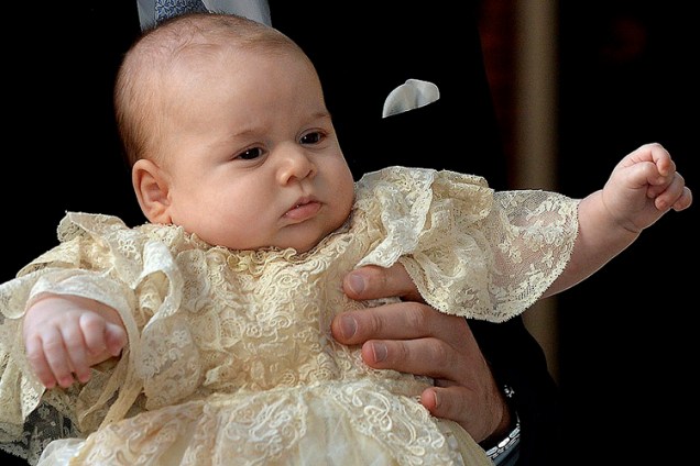 Príncipe George, aos três meses, na Capela Real no Palácio de St. James, em Londres para seu batizado, em 2013