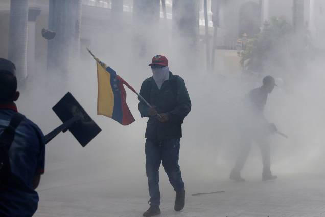Um grupo de apoiadores do Governo de Nicolás Maduro invadiu, o Parlamento da Venezuela - 05/07/2017