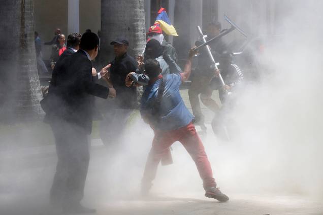 Um grupo de apoiadores do Governo de Nicolás Maduro invadiu, o Parlamento da Venezuela - 05/07/2017