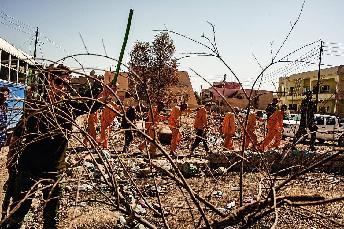 JUSTI&Ccedil;A &ndash; Com uniforme laranja, doado pela Cruz Vermelha, membros do EI caminham para o tribunal