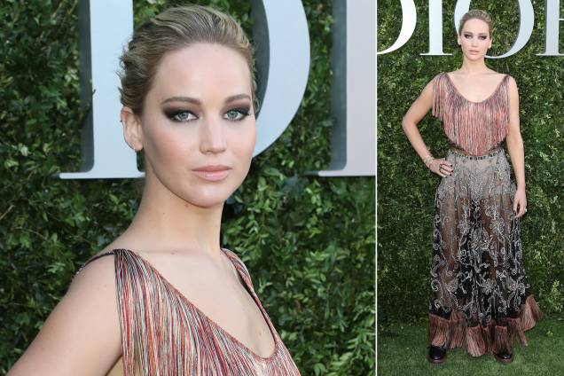 Jennifer Lawrence roubou a atenção durante evento de 70 anos da francesa Dior. A atriz ousou com vestido transparente coberto por franjas, além de uma underwear em formato tipo boxer.