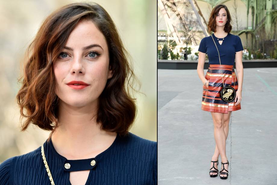 Kaya Scodelario, atriz <span>anglo-brasileira que fez sucesso no quinto filme da série 'Piratas do Caribe', compareceu ao desfile da Chanel com um look de outono leve: blusa básica para dar destaque à saia listrada de courino </span>