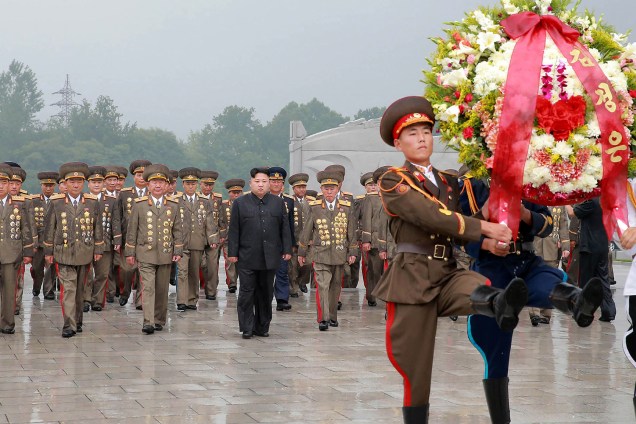 O líder da Coreia do Norte, Kim Jong-un, durante homenagens aos combatentes da Guerra da Coreia, conforme comunica hoje (28) a agência norte-coreana KCNA.