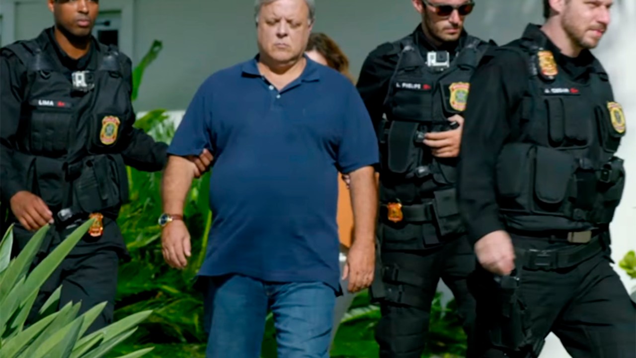 Cena de ‘Polícia Federal – A Lei é Para Todos’ que mostra a prisão de Paulo Roberto Costa em decorrência da Operação Lava Jato