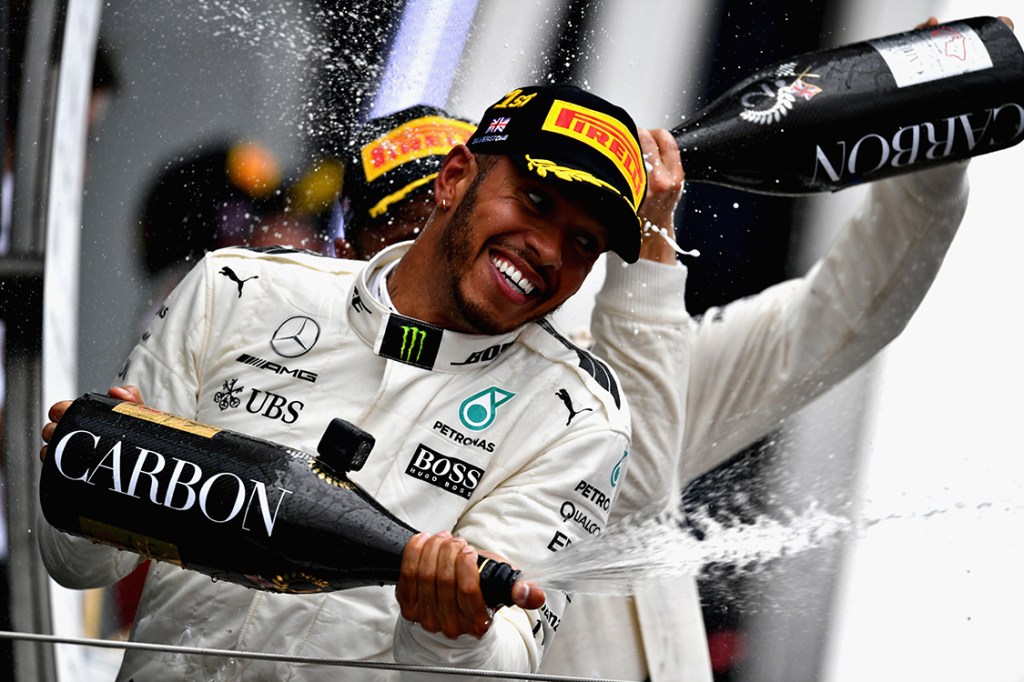 Britânico Lewis Hamilton comemora vitória no Grand Prix de Formula 1 em Northampton, Inglaterra