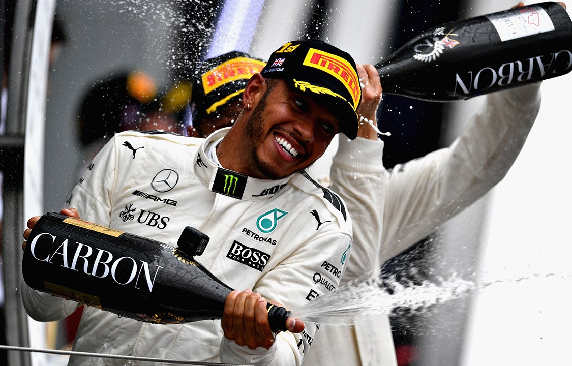 Britânico Lewis Hamilton comemora vitória no Grand Prix de Formula 1 em Northampton, Inglaterra