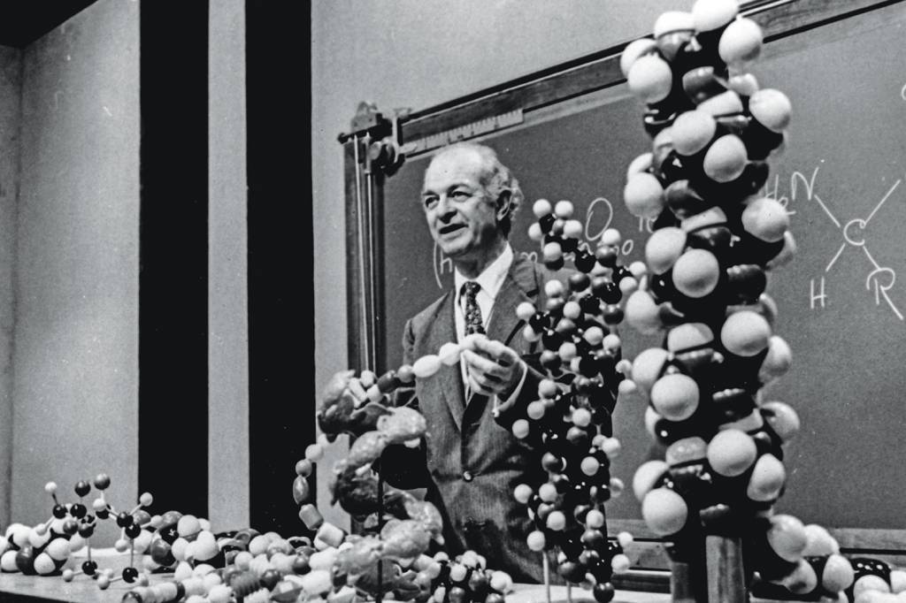 LINUS PAULING (1901-1994), químico americano vencedor de dois Nobel: em sua área, em 1954, pelo trabalho sobre ligações de partículas; e o da Paz, em 1962, pelo ativismo contra testes nucleares