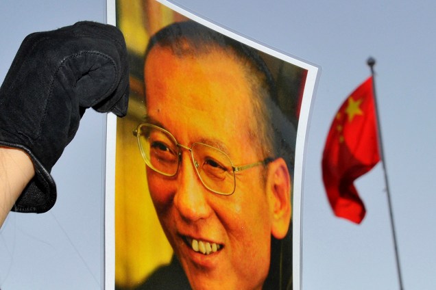 Manifestante ostenta foto de dissidente chinês Liu Xiaobo, em frente à embaixada chinesa em Oslo, na Noruega - 2010