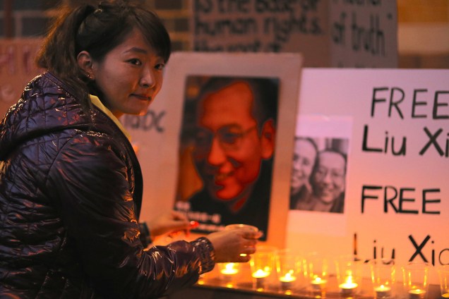 Membro da comunidade tibetana na Austrália homenageia Liu Xiaobo, no consultado chinês em Sidney - 12/07/2017