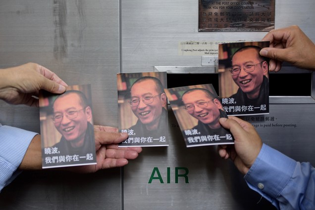 Manifestantes criam flyer com rosto de Liu Xiaobo em forma de homenagem ao dissidente, poucos dias antes de sua morte, em Hong Kong, na China - 05/07/2017
