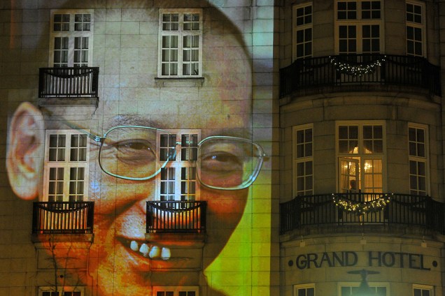Imagem de Liu Xiaobo é projetada em um hotel no centro de Oslo, na Noruega
