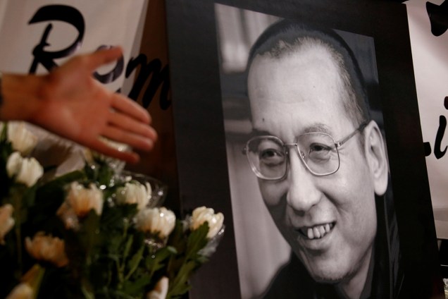Seguidores montam altar em homenagem a Liu Xiaobo, em Hong Kong, na China