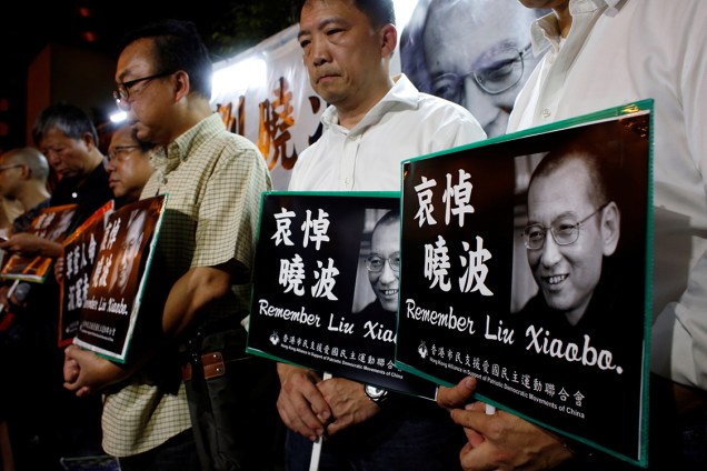 Simpatizantes e ativistas fazem homenagem à Liu Xiaobo, em Hong Kong, na China - 13/07/2017
