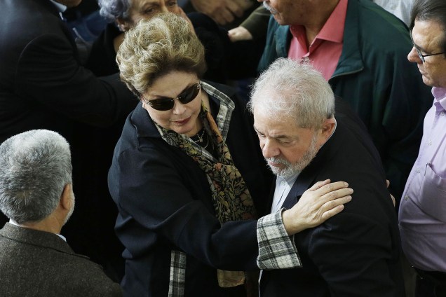 Os ex-presidentes Luiz Inácio Lula da Silva e Dilma Rousseff prestam homenagens durante velório de Marco Aurélio Garcia, assessor de assuntos internacionais dos governos de Lula e Dilma Rousseff, na assembleia legislativa  - 21/07/2017
