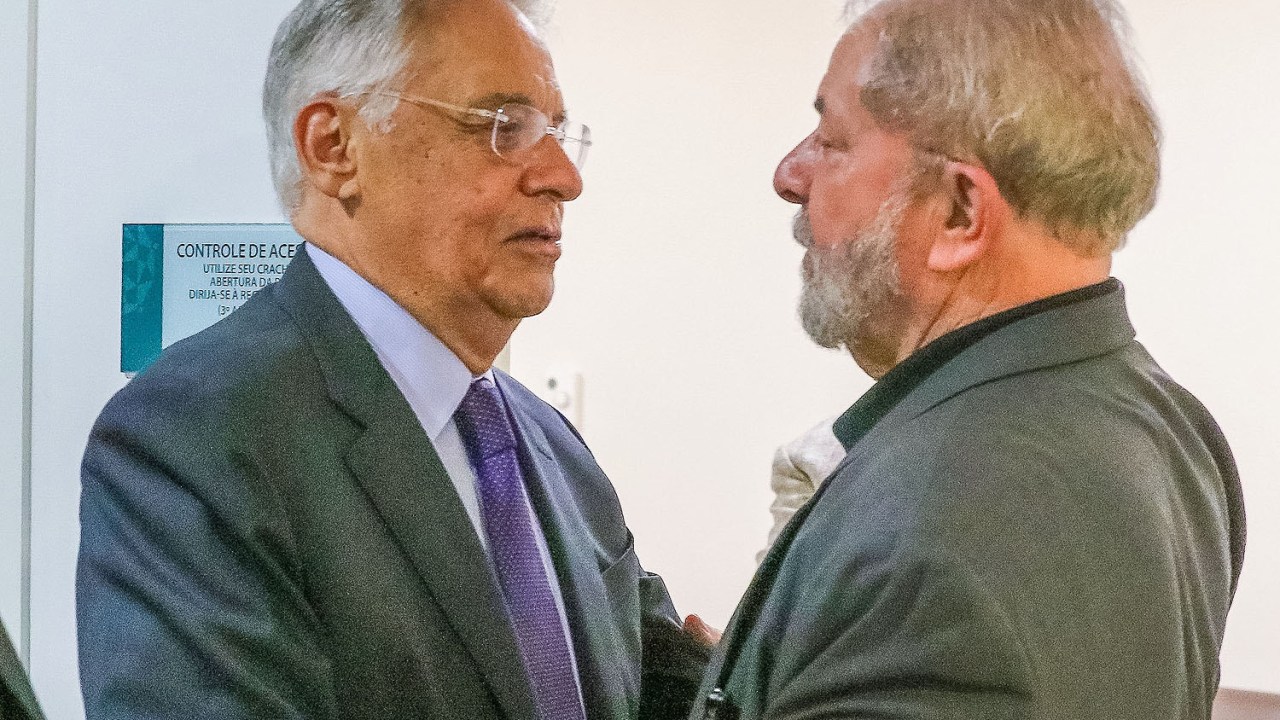 O ex-presidende Lula recebe a visita de Fernando Henrique Cardoso, no Hospital Sírio Libanês