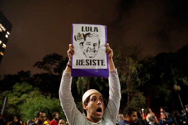 Manifestantes protestam contra condenação do ex-presidente Lula em frente à sede da FIESP, na av. Paulista, em São Paulo (SP) - 12/07/2017