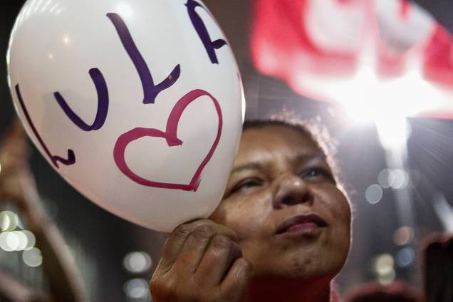Manifestantes se concentram no vão livre do Masp, na Avenida Paulista, em São Paulo, durante manifestação de solidariedade ao ex-presidente Luiz Inácio Lula da Silva, que foi condenado a nove anos e seis meses de prisão pelo juiz Sergio Moro no caso do triplex do Guarujá pelos crimes de corrupção passiva e lavagem de dinheiro - 12/07/2017 Manifestantes se concentram no vão livre do Masp, na Avenida Paulista, em São Paulo, durante manifestação de solidariedade ao ex-presidente Luiz Inácio Lula da Silva, que foi condenado a nove anos e seis meses de prisão pelo juiz Sergio Moro no caso do triplex do Guarujá pelos crimes de corrupção passiva e lavagem de dinheiro - 12/07/2017