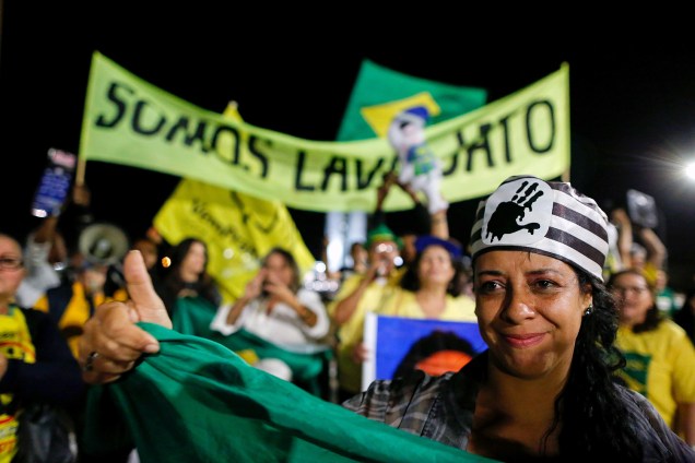 Manifestantes comemoram condenação do ex-presidente Lula em frente ao Congresso Nacional, em Brasília (DF) - 12/07/2017