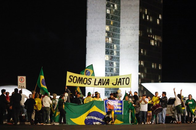 Manifestantes comemoram condenação do ex-presidente Lula em frente ao Congresso Nacional, em Brasília (DF) - 12/07/201