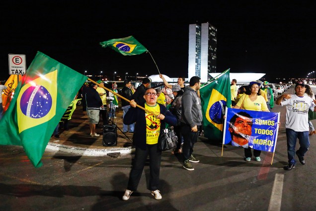 Manifestantes comemoram condenação do ex-presidente Lula em frente ao Congresso Nacional, em Brasília (DF) - 12/07/201