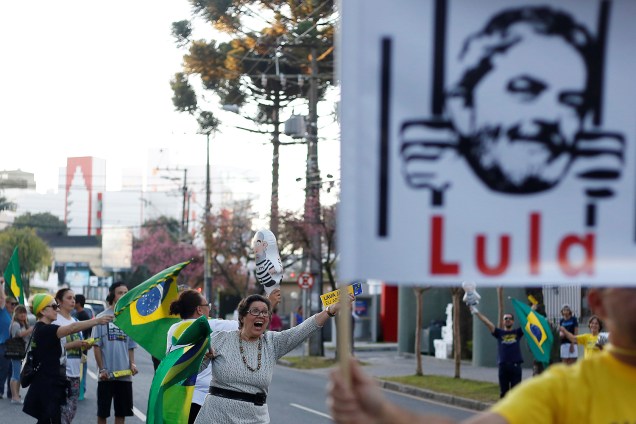 Protesto em apoio ao juiz Sérgio Moro e em comemoração pela condenação do ex presidente Luiz Inácio Lula da Silva na frente da Sede da Justiça Federal em Curitiba (PR) - 12/07/2017