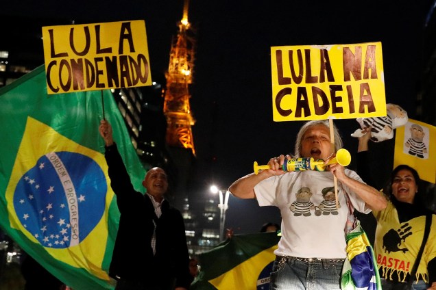 Manifestantes comemoram condenação do ex-presidente Lula em frente à sede da FIESP, na av. Paulista, em São Paulo (SP) - 12/07/2017